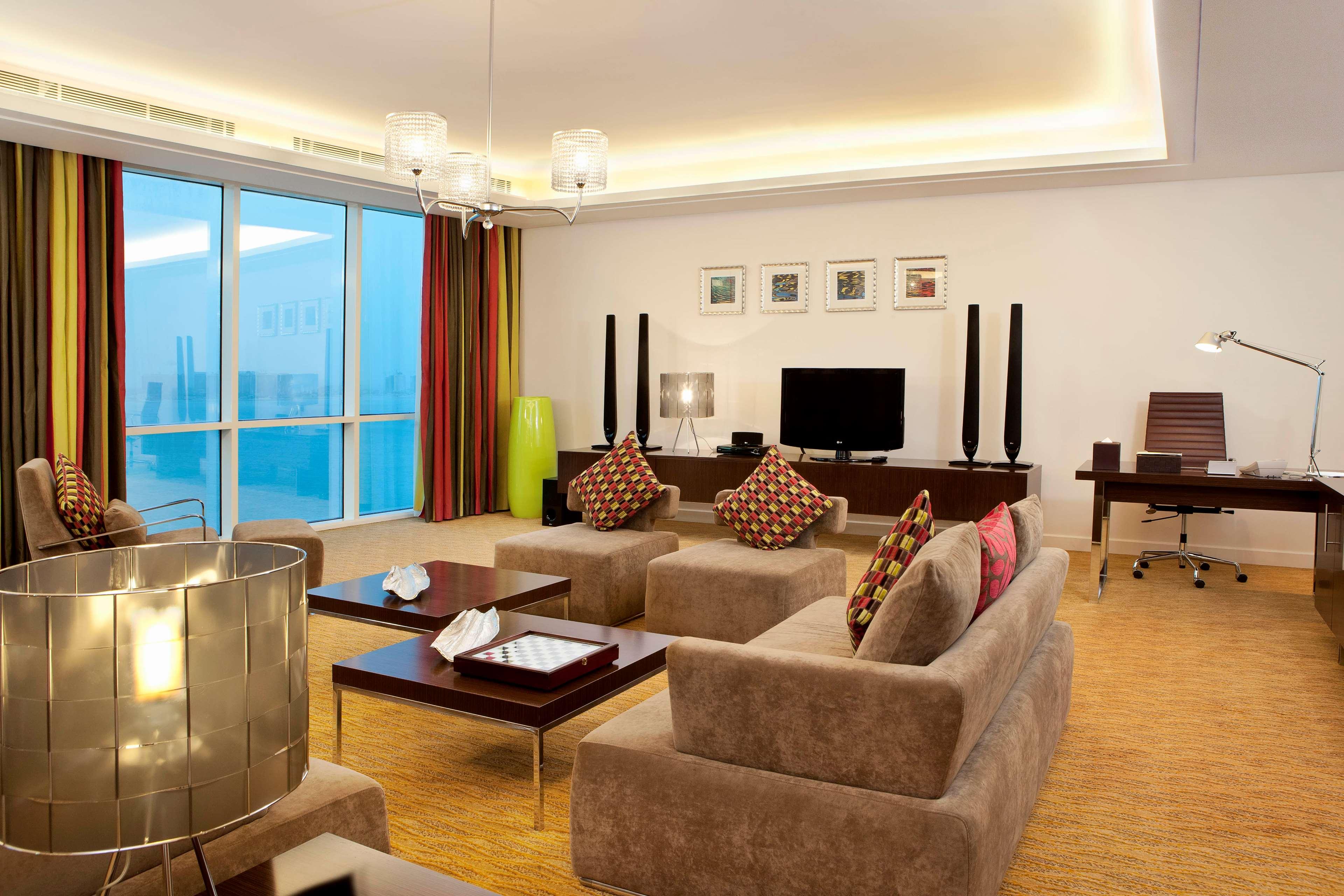 فندق Hilton Doha | حجز الفنادق بأفضل الأسعار والعروض - سندباد لکل رحلاتک