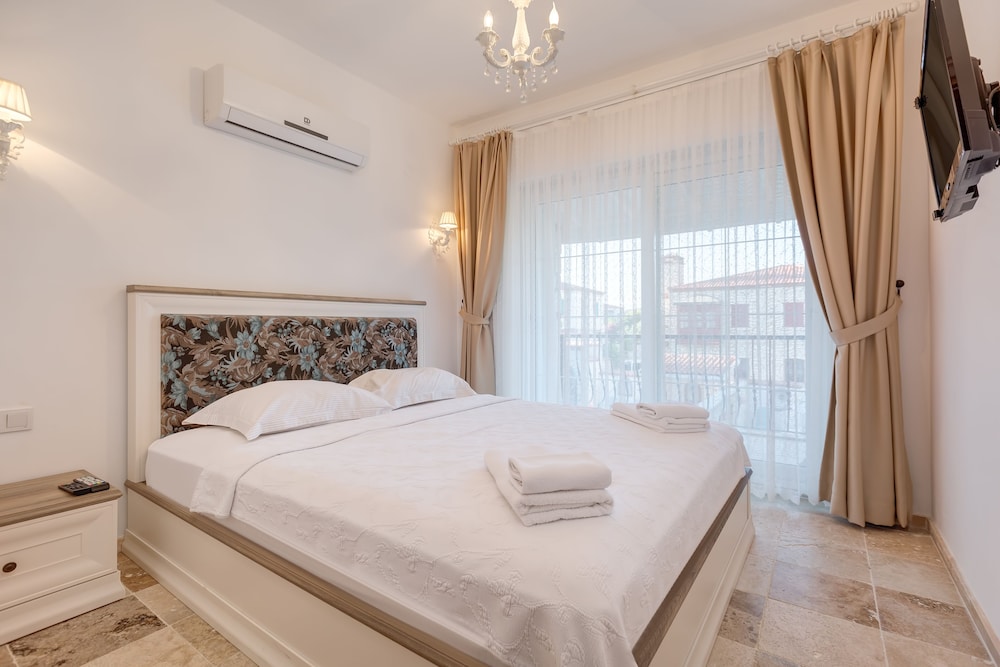 Alaroof Hotel