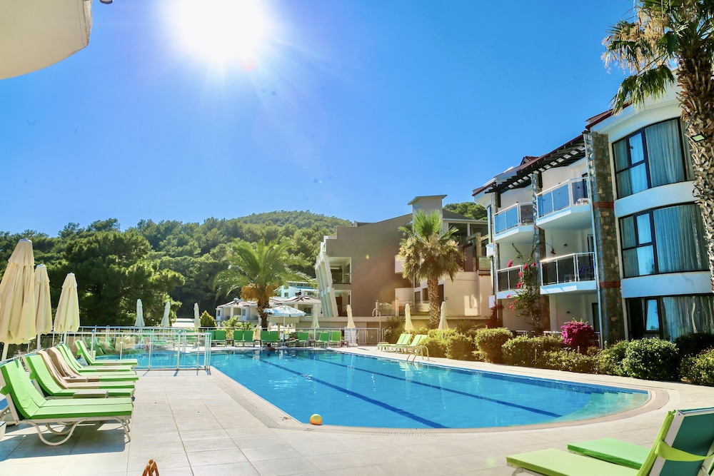 Tropical Deluxe Hotel (Also Known As Sertil Deluxe Tropical Suites)