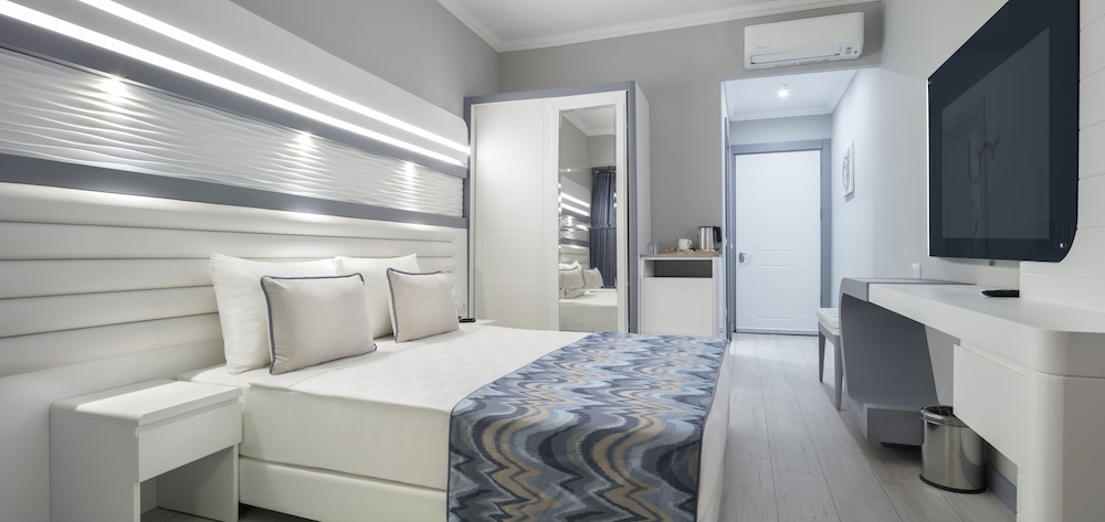 Blue Marlin Deluxe Spa And Resort All Inclusive(15km Away From Alanya) (does Not Accept Men Only Bookings)