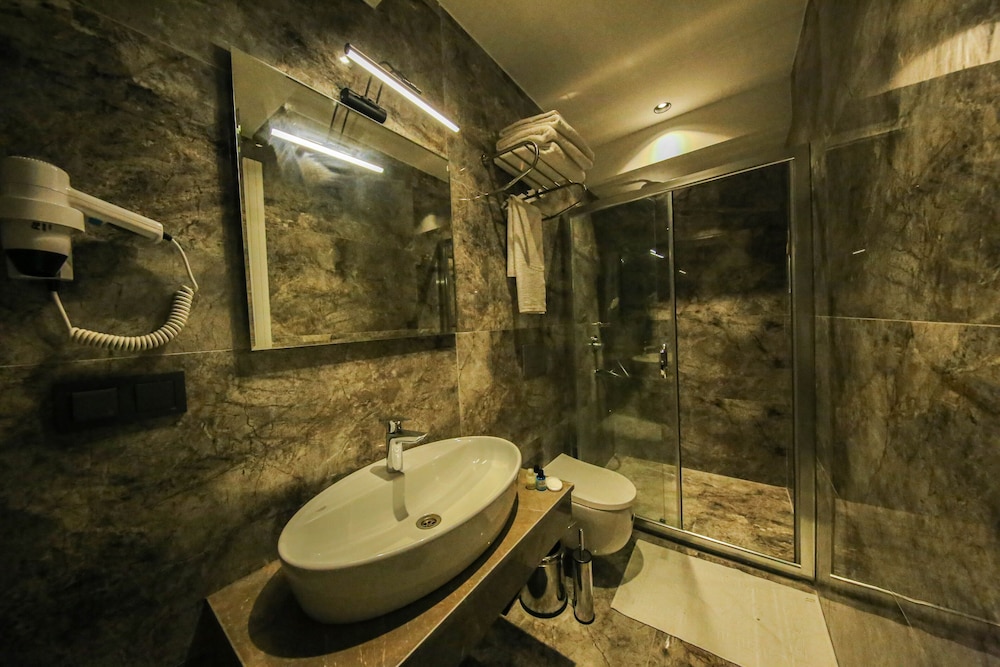 Axu Airport Hotel (40 Km Away From Istanbul)