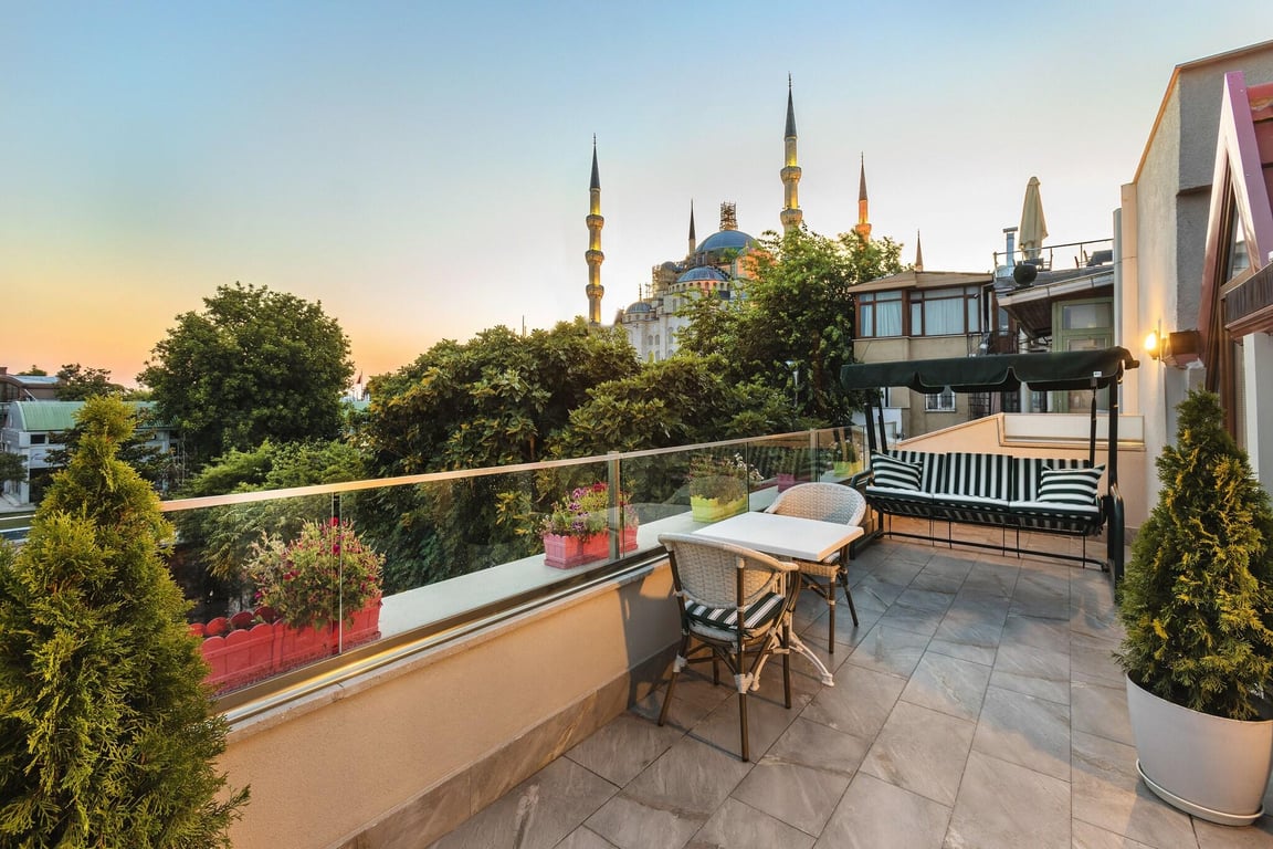Obelisk Hotel & Suites