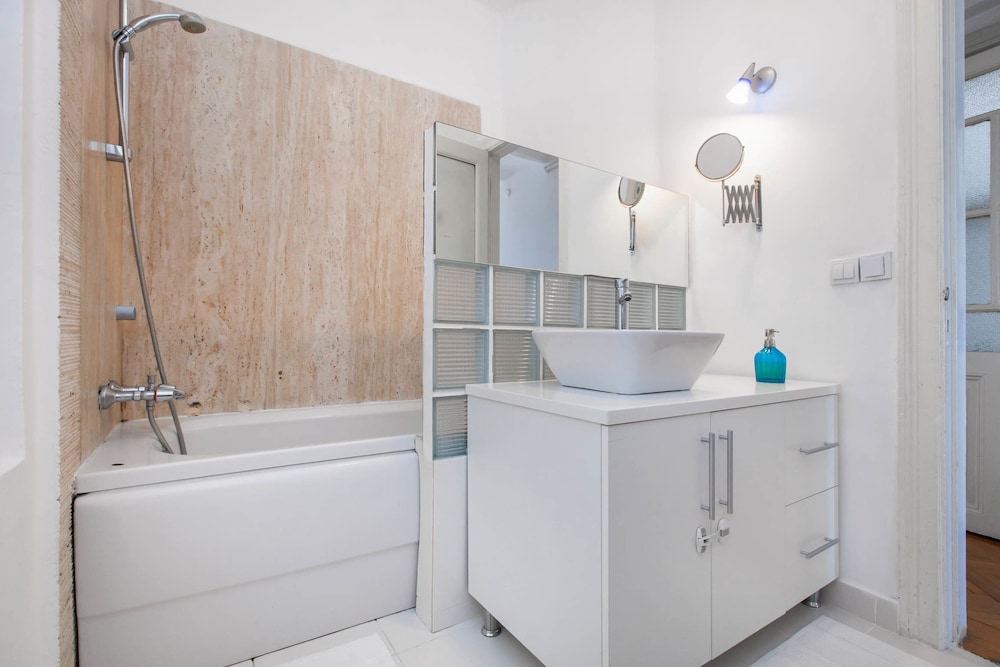 Ev Apartments Cihangir (no Front Desk Need To Contact Property 5 Days In Advance)