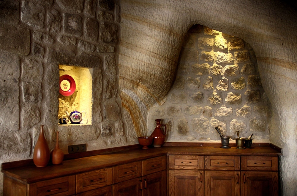 1811 Cave Hotel