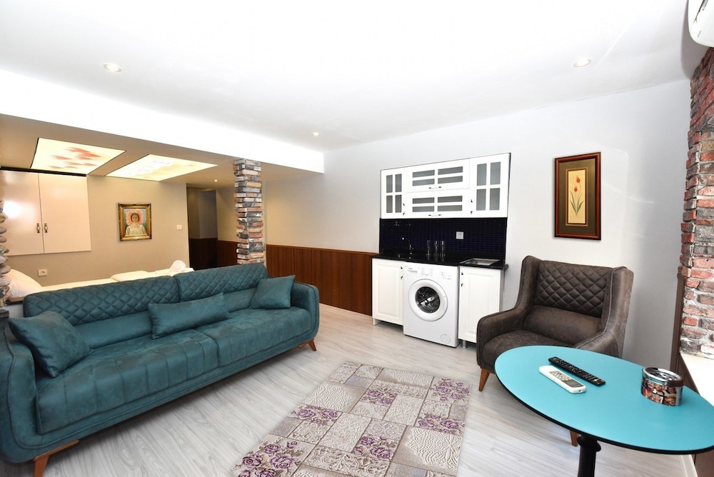 Royal Garden Suite Hotel