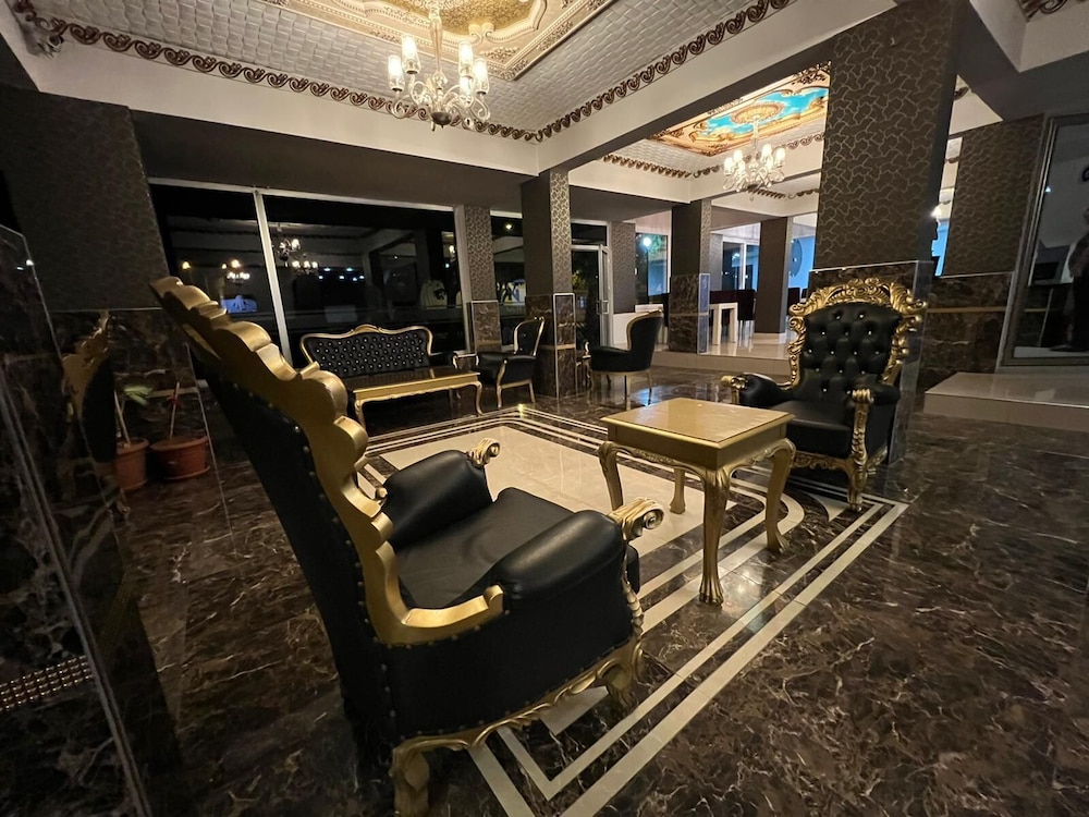 Grand Black Hotel (also Known As Grand Marin Hotel)
