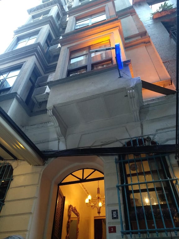 Hutsuite Hotel