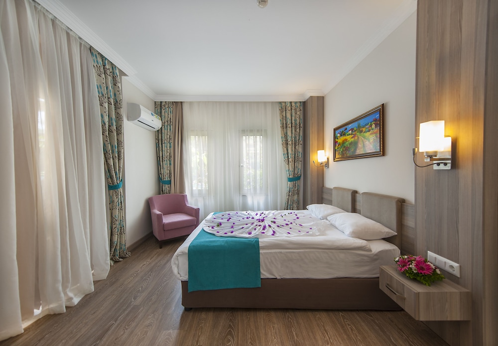Crystal Aura Aqua Collection(Also Known As Crystal Aura Beach Resort)(43 Km Away From Antalya)(Does Not Accept Men Only Bookings