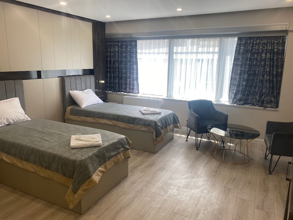 Meros Hotel (20Km Away From Istanbul)