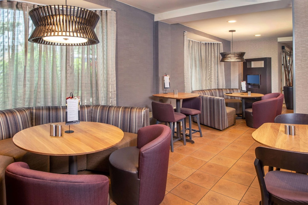 Sonesta Select Allentown Bethlehem Airport(also Known As Courtyard Marriott Allentown Bethlehem/lehigh Valley Ap)