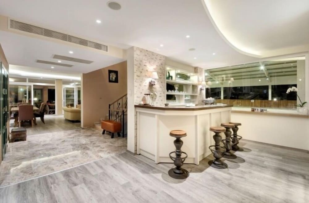 B Equine Range Hotel