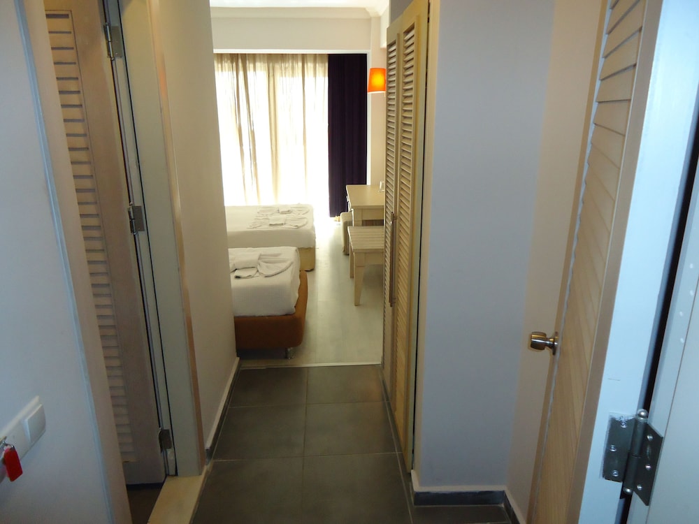 Rose Garden Premium Hotel (Also Known As Larissa Mare Beach/Rose Garden Boutique Hotel) (28Km Away From Antalya)