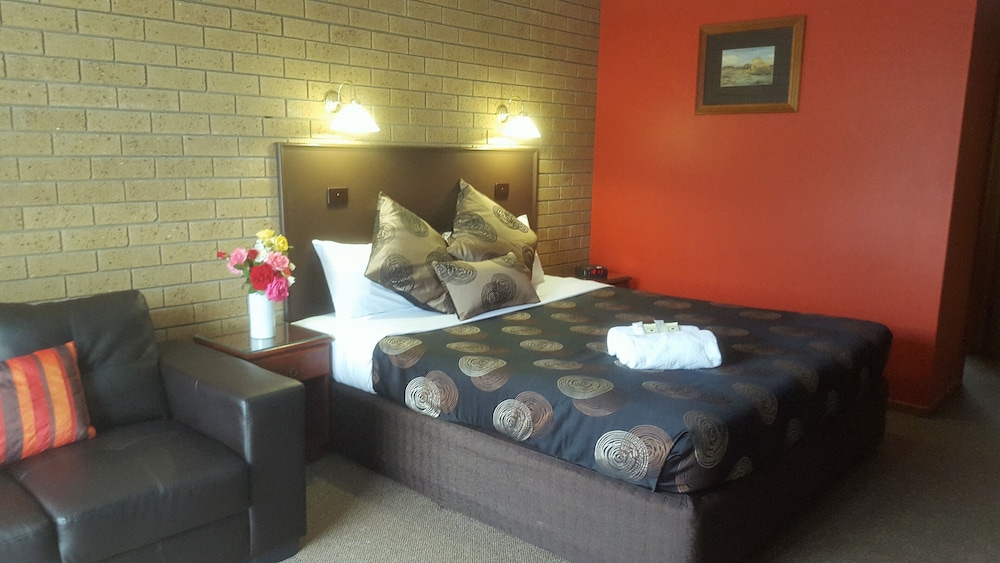 Hepburn Springs Motor Inn (the Front Desk Is Open Daily From 8:00 Am 8:00 Pm)