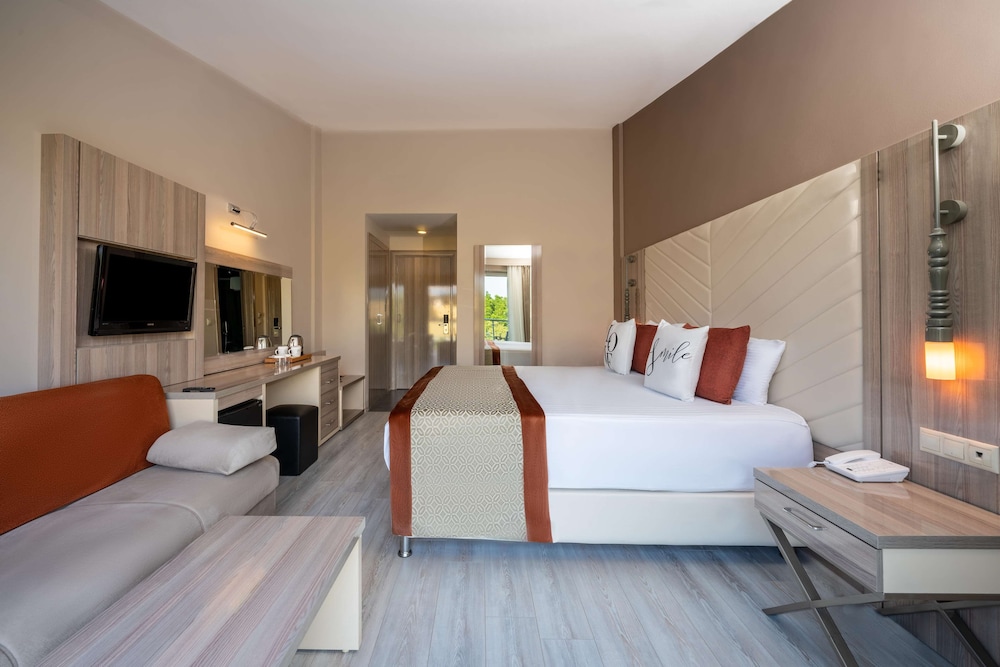 Selectum Family Resort Side (ex, Hotel Silence Beach Resort)87km Away From Antalya(does Not Accept Men Only)