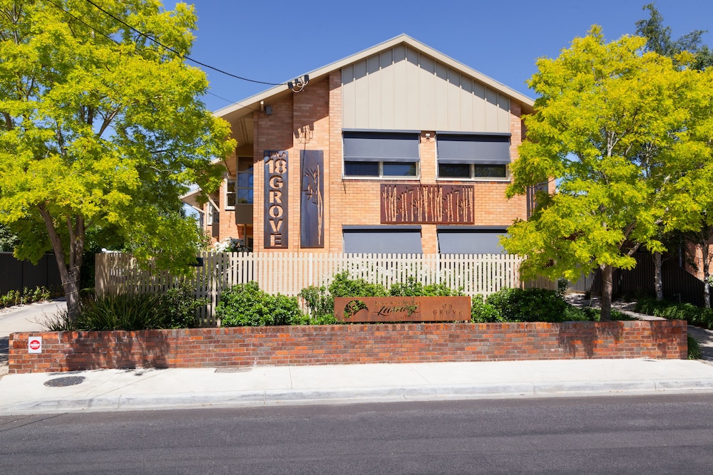 Lake Wendouree Apartments On Grove St (no Front Desk Please Contact The Property In Advance)