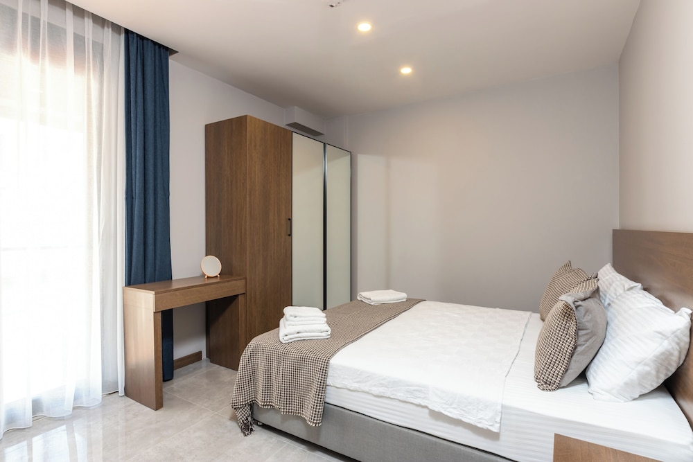 Bi Suites (Limited Hours Front Desk Need To Contact Property In Advance)