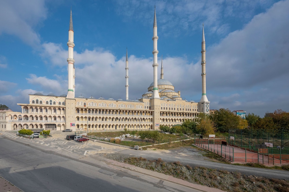 Luxury Airport Hotel By Zazzoni İstanbul Airport(Also Known As Luxury Airport Hotel)(39 Km Away From Istanbul)