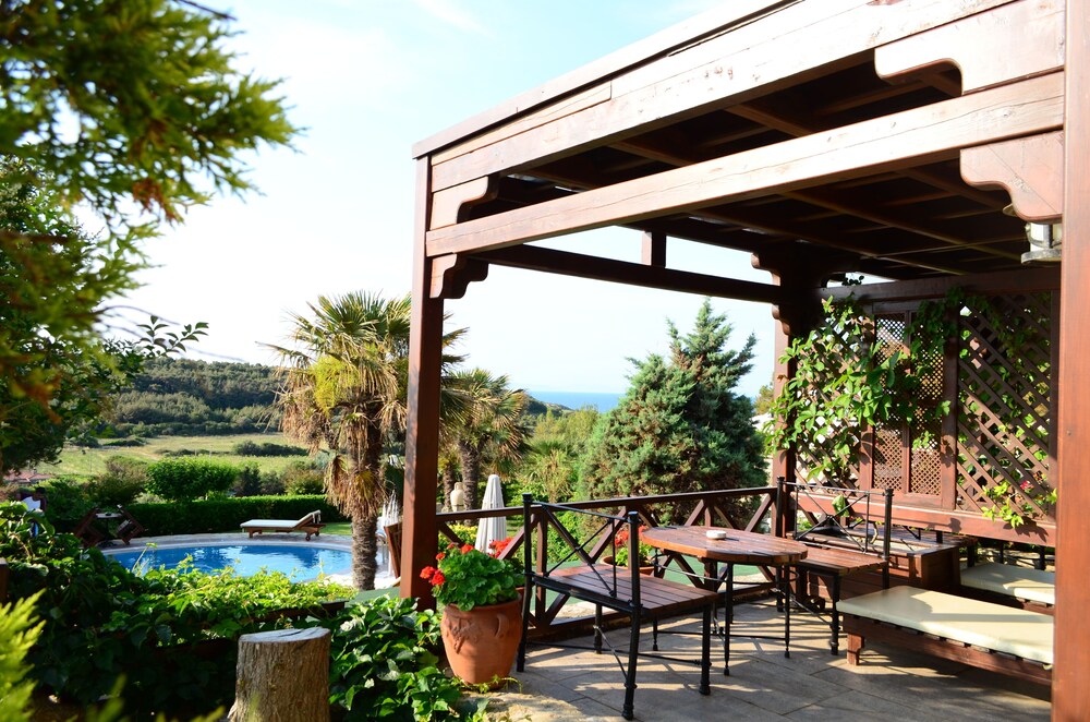 Ada Bacchus Hotel