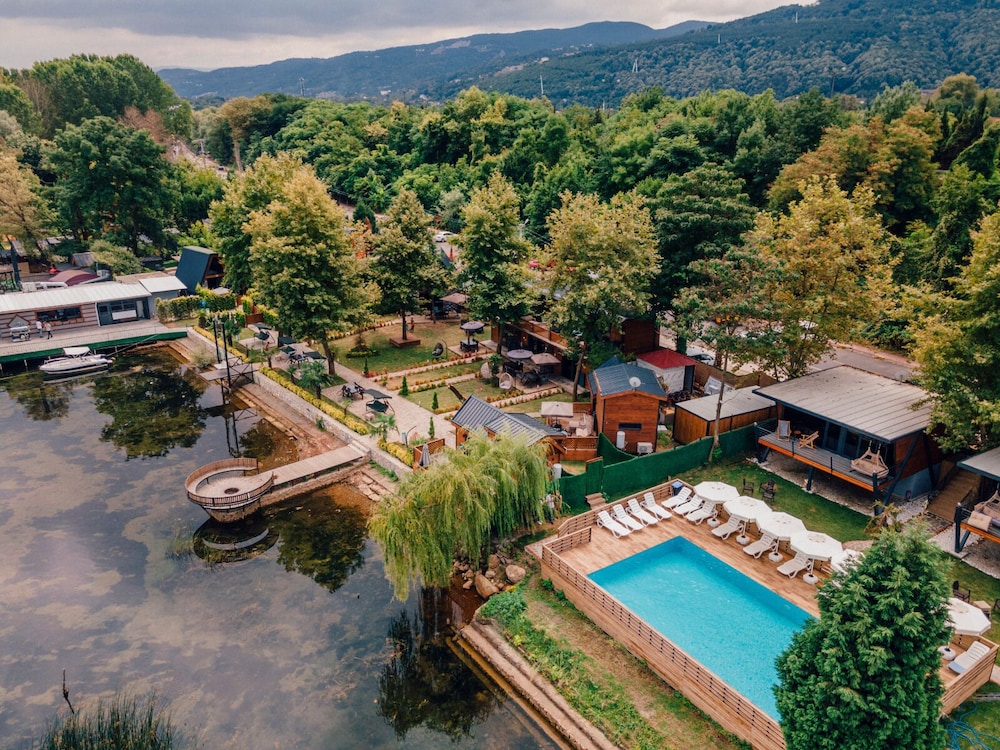 Sapanca Kiyi Bungalov And Cafe