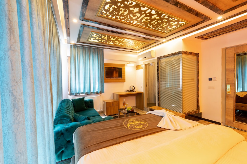 Holiday Business Hotel
