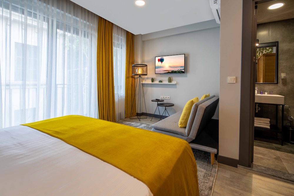 Green Parrot Hotel