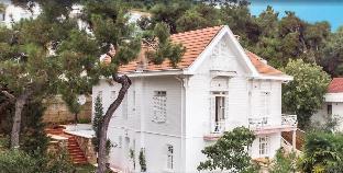 Triada Hotel Buyukada (on Buyukada Island)