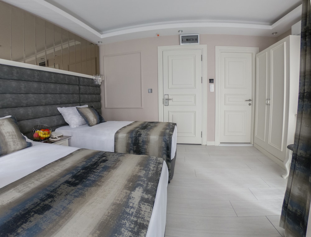 Crowned Hotel