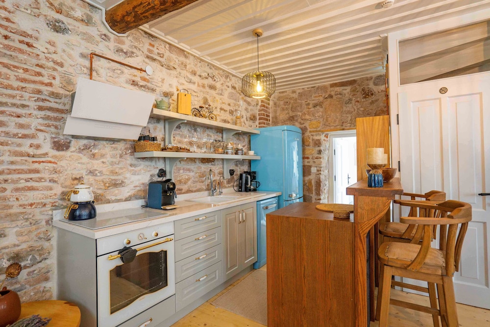 Cundalis1893 (limited Hours Front Desk Need To Contact Property In Advance)
