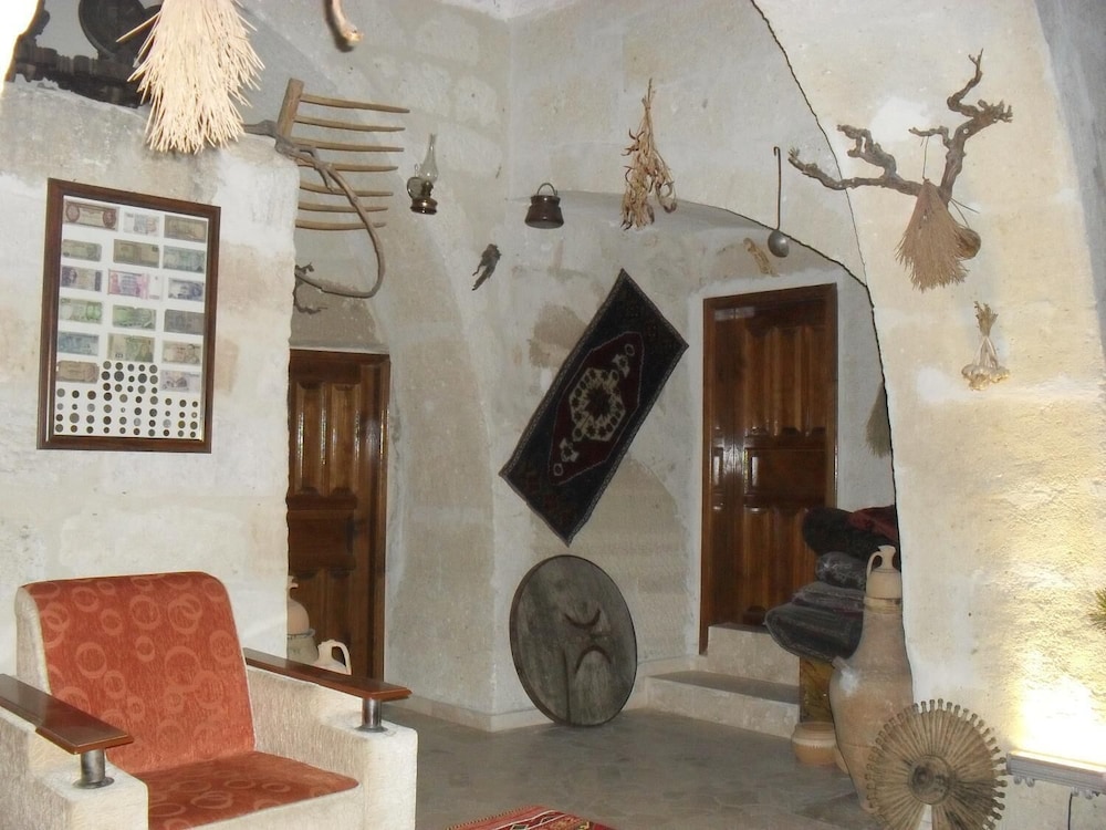 Avlu Cave House (Also Known As Kemer Cave House Goreme)