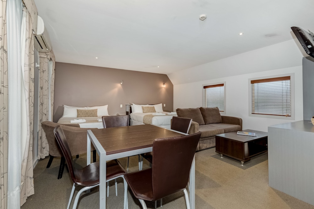 Seymours On Lydiard (limited Hour Front Desk)