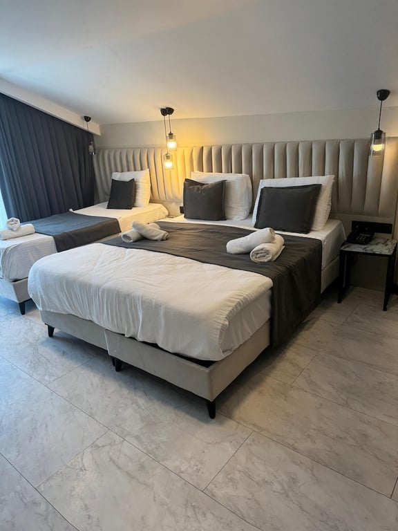 Twin Airport Hotel (Also Known As Queen Airport Hotel)