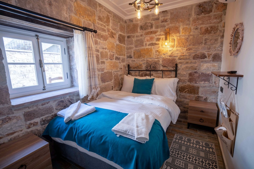 Cunda Alesta Otel(limited Front Desk Contact To Property 7 Days In Advance)
