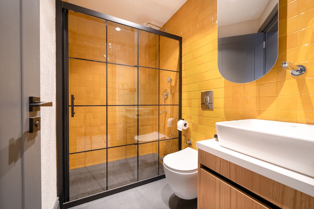 Reddoors Suites (the Front Desk Is Open Daily From 2:00 P.m 7:30 Pm)
