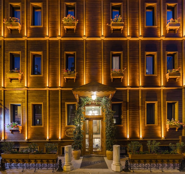 Trio Suites Hotel