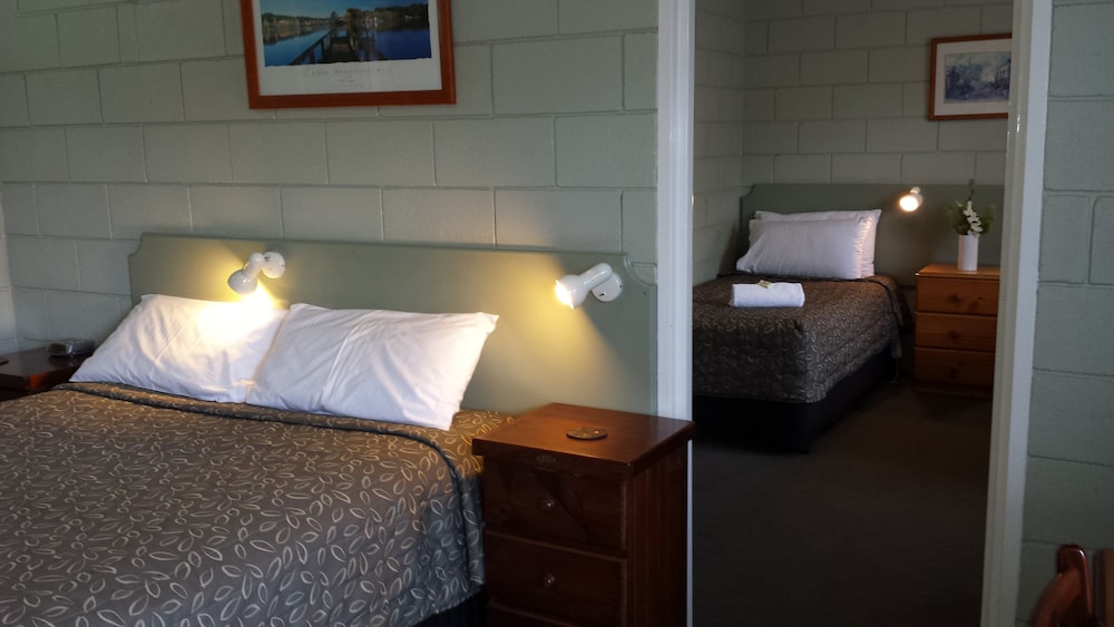 Daylesford Central Motor Inn (The Front Desk Is Open Daily From 8 Am 8:30 Pm)