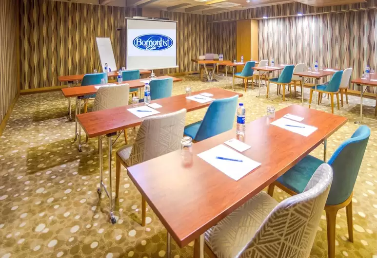 Discovery Hotel (Formerly Bomontist Suit) (23Km Away From Istanbul)