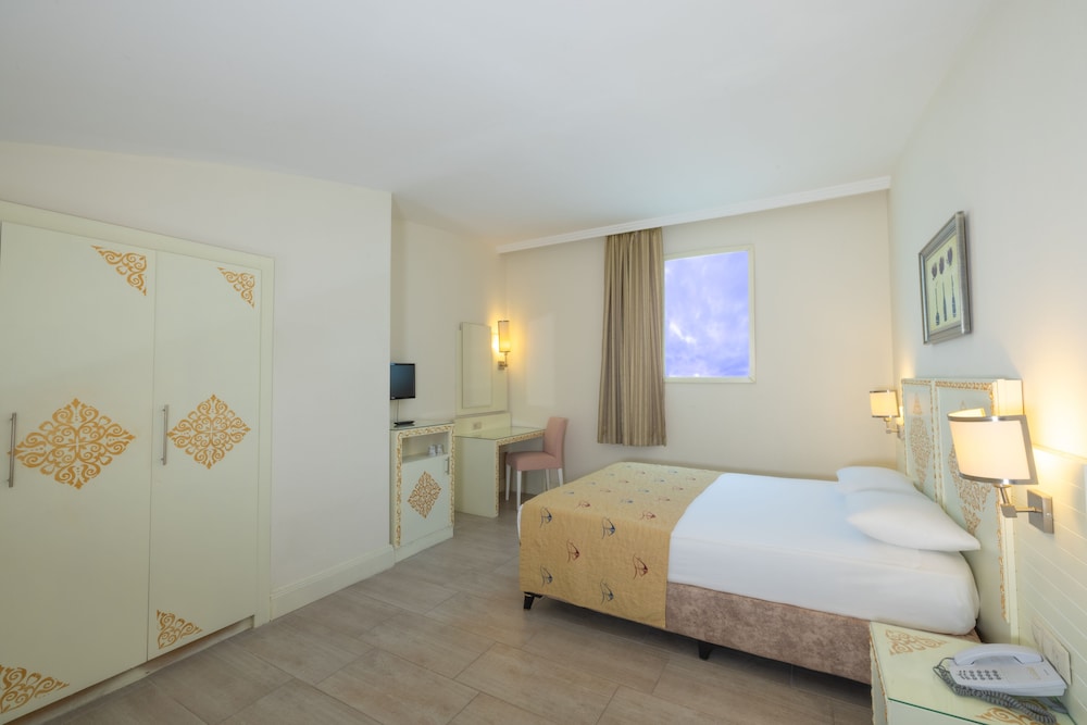 Crystal Admiral Aqua Collection(also Known As Crystal Admiral Resort Suites)(89 Km Away From Antalya)(does Not Accept Men Only)