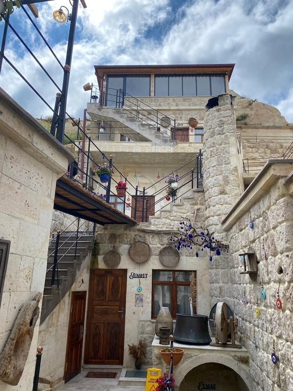 Bayar Cave Suites