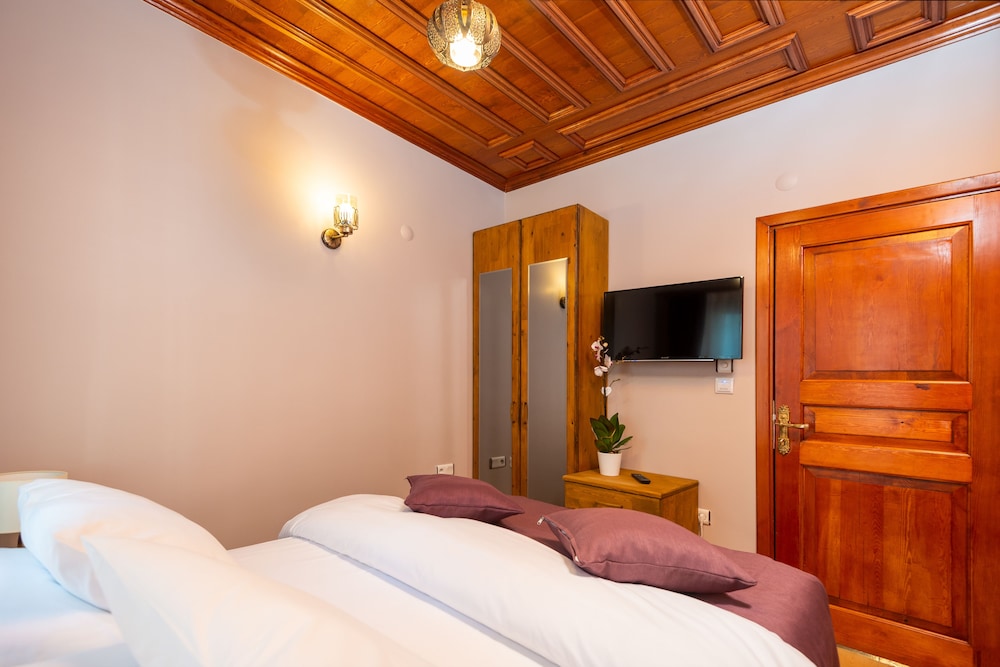 Wonder Wood Hotel