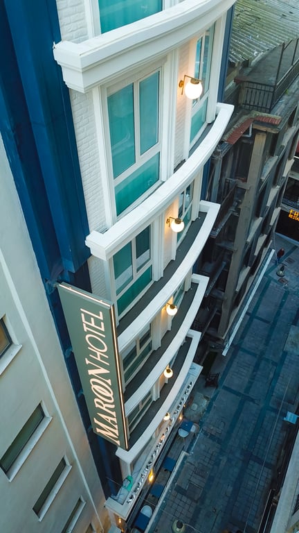 Maroon Hotel Tomtom