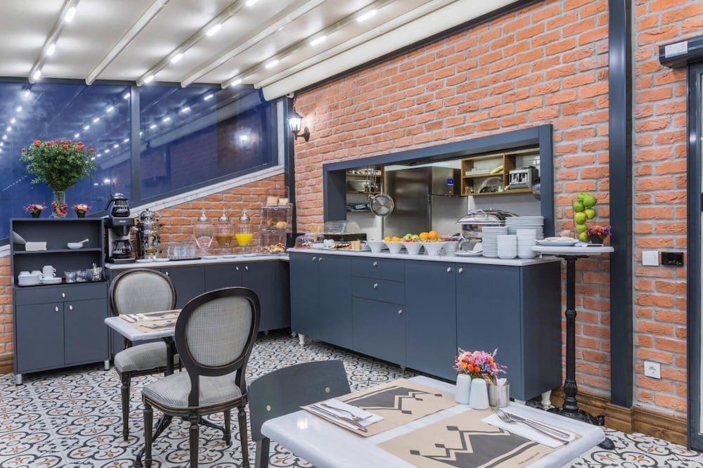 Meroddi La Porta Hotel