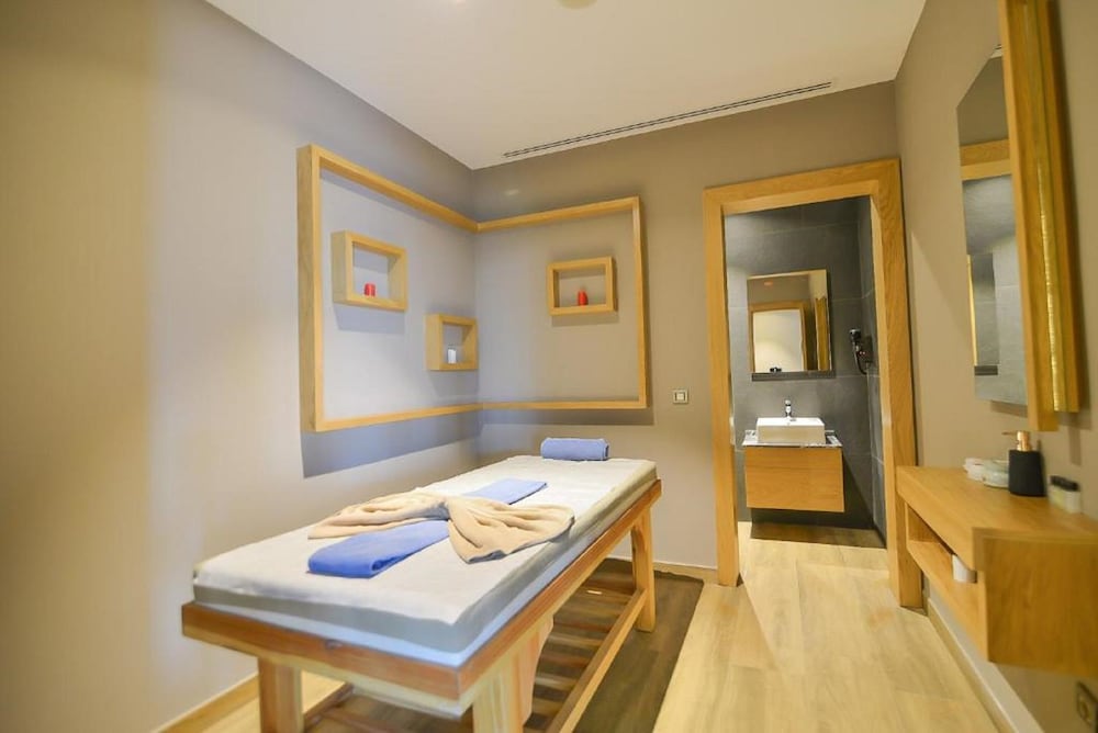 Serenity Comfort Hotel (also Known As Qua Comfort Hotel)
