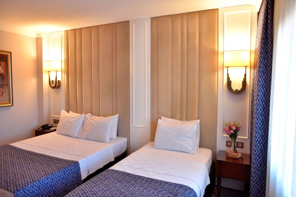 Golden Lake Hotel