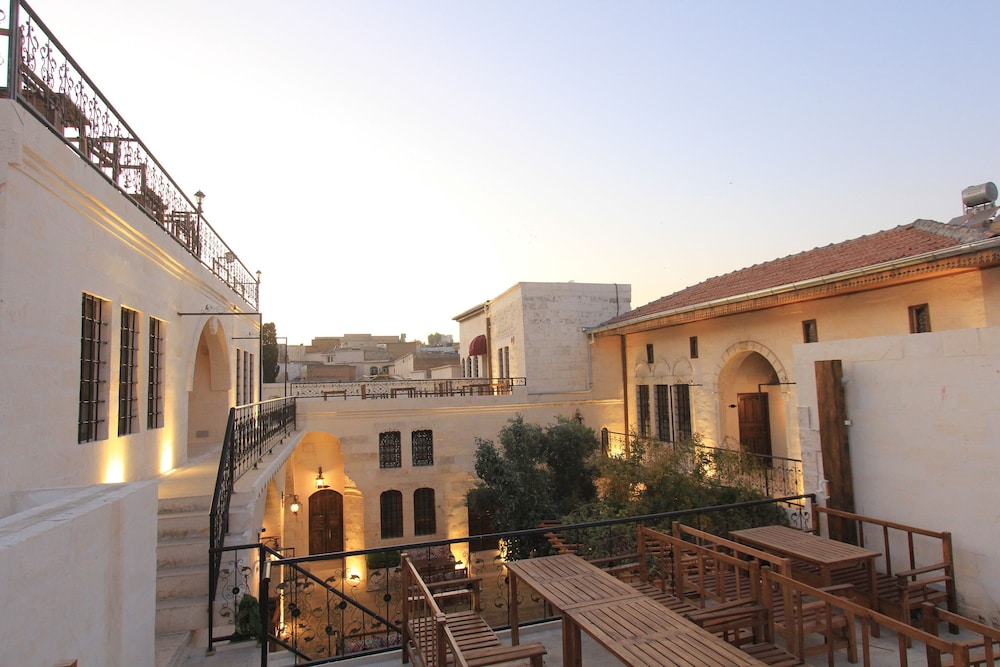 Nahrin Hotel And Art