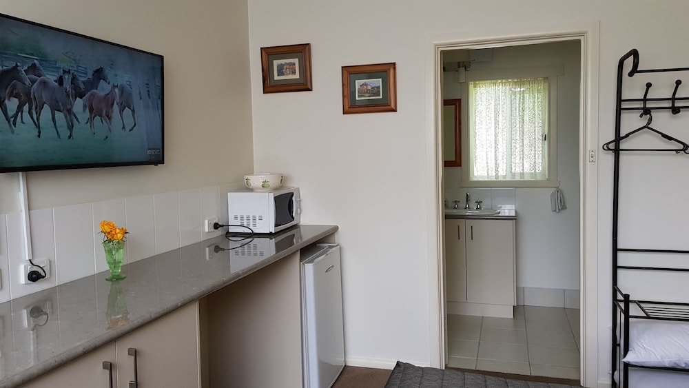 Daylesford Central Motor Inn (The Front Desk Is Open Daily From 8 Am 8:30 Pm)
