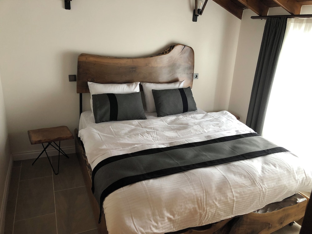 Masklavi(Limited Front Desk Contact To Property 7 Days In Advance)