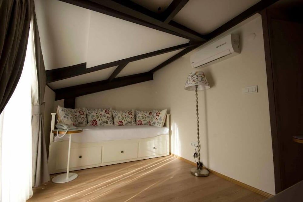 Calanthe Residence