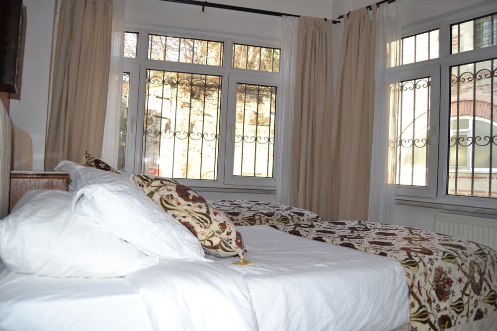 Emirhan Guest House And Suites