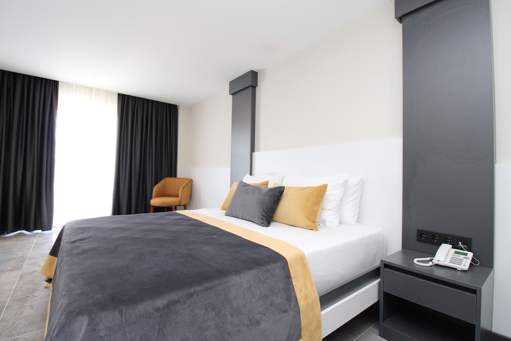 Laroxx Hotel Lara (19km Away From Antalya)