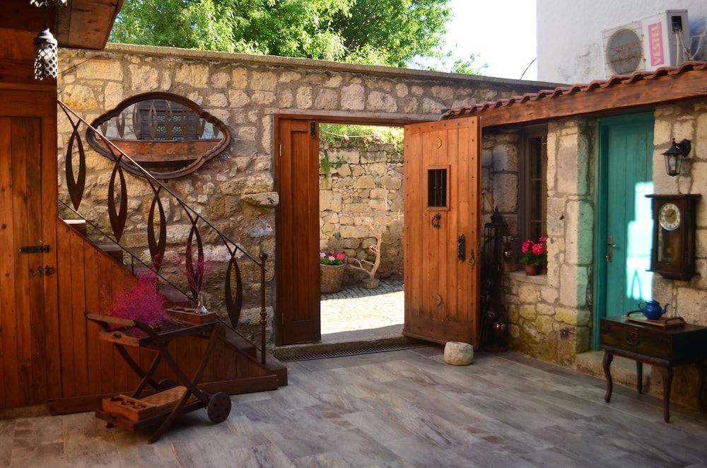 Mahzen Alacati Adults Only (also Known As Mahzen Butik Otel)(limited Hour Front Desk)